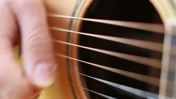 Mano tocando guitarra clásica — Vídeo de stock