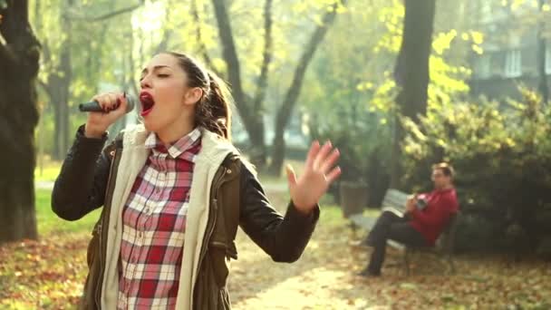 Mujer cantando mientras el hombre toca la guitarra — Vídeos de Stock