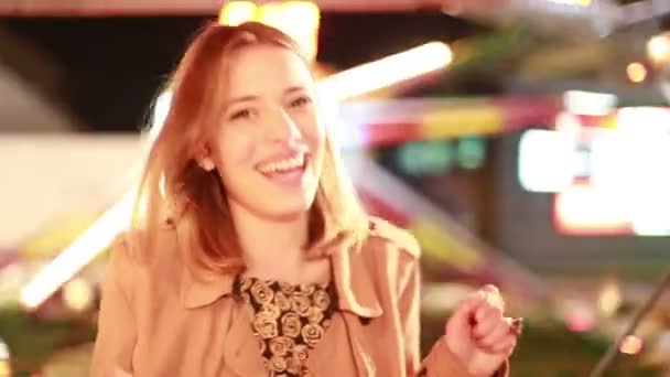 Femme dansant dans le parc d'attractions — Video