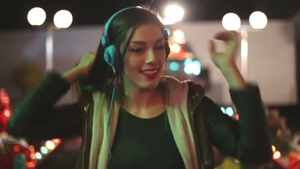 Menina dançando ao ritmo com fones de ouvido — Vídeo de Stock