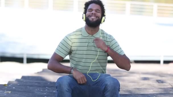 Man with headphones listening to music — Stock Video