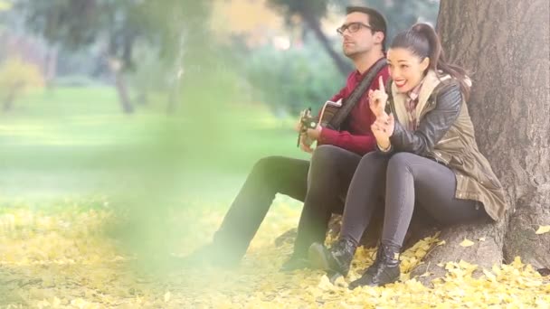 Woman singing and man playing guitar — Stock Video