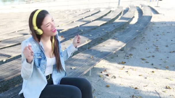 Nő zenét hallgat fejhallgatón — Stock videók