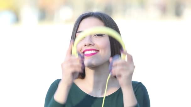 Mulher com fones de ouvido ouvindo música — Vídeo de Stock