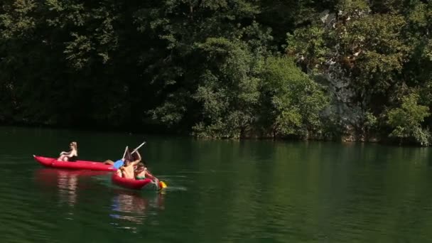Adultos cavalgando canoas — Vídeo de Stock