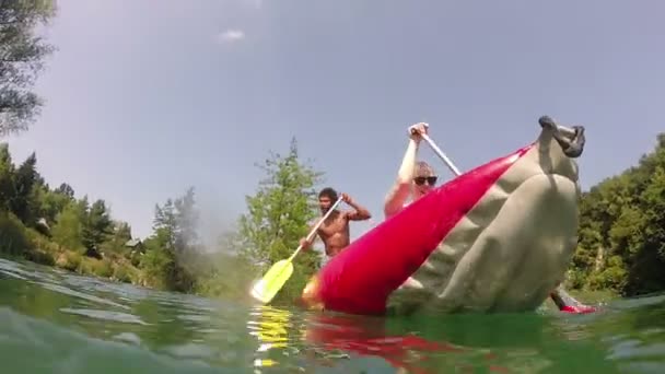 Canoa casal remo — Vídeo de Stock