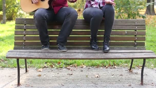 Člověk hraje kytaru, zatímco žena zpívá — Stock video