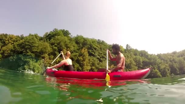 Couple paddling canoe — Stock Video