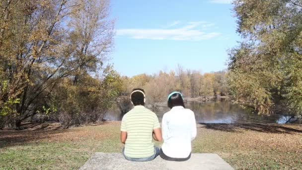 Man and woman listening to music — Stock Video