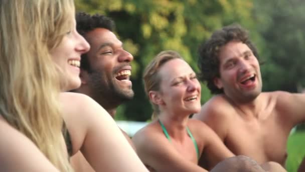 Freunde lachen beim Sitzen in der Natur — Stockvideo