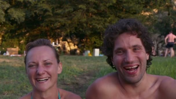 Freunde sitzen in der Natur — Stockvideo