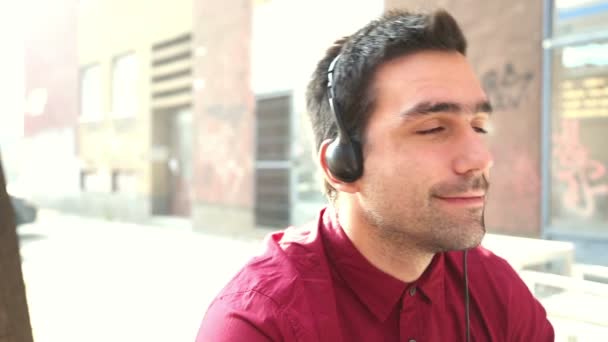 Человек слушает музыку в наушниках — стоковое видео