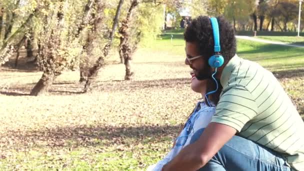 Jongen en meisje muziek beluisteren — Stockvideo