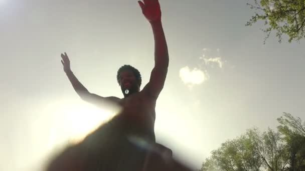 Hombre haciendo backflip desde una canoa — Vídeos de Stock