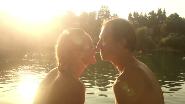 Couple assis à côté de la rivière au coucher du soleil — Video