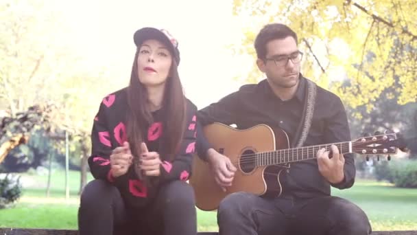 Hombre tocando la guitarra — Vídeos de Stock