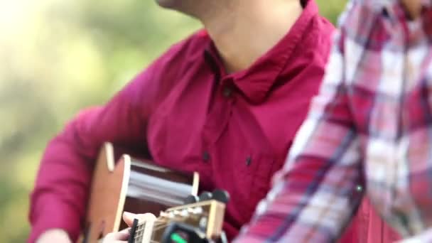 Mujer cantando y hombre tocando la guitarra — Vídeo de stock