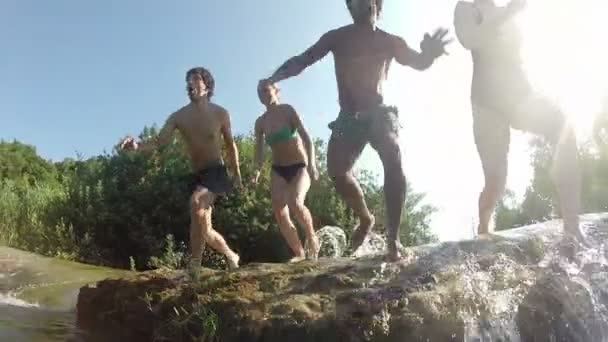 Друзі стрибають у річку — стокове відео
