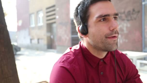 Hombre escuchando música con auriculares — Vídeos de Stock