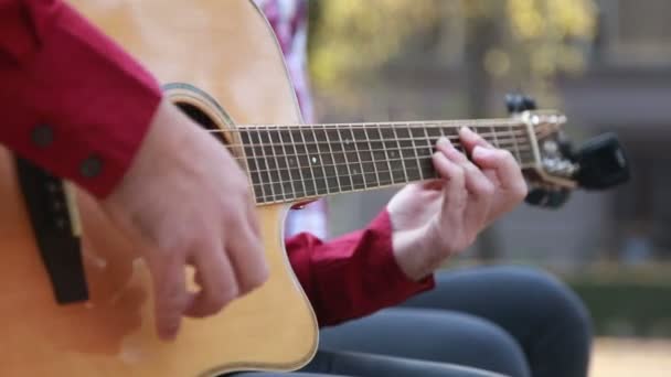 Mann spielt Gitarre — Stockvideo