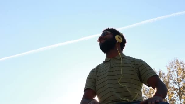 戴耳机听音乐的男人 — 图库视频影像