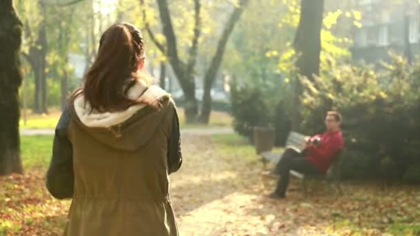 Femme chantant pendant que l'homme joue de la guitare — Video