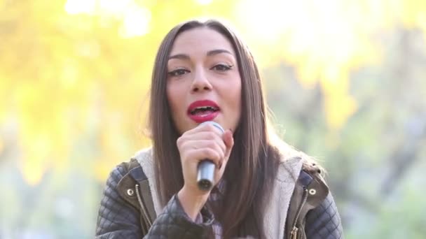 Жінка співає з мікрофоном — стокове відео