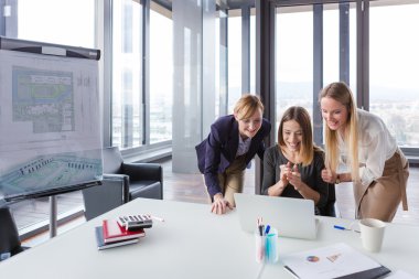 projede çalışan iş kadınları