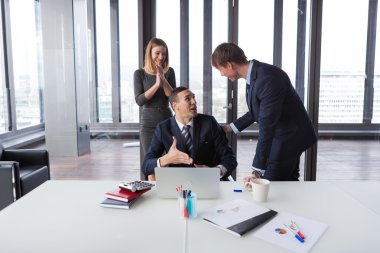 projede çalışan iş adamları