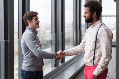 İş adamları el sıkışıyor