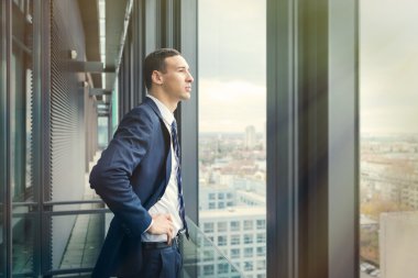 Balkondan bakan iş adamı