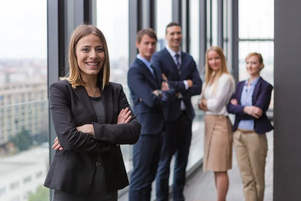 Jonge zakenvrouw met collega 's — Stockfoto