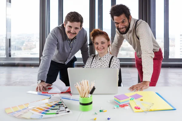 Gente de negocios en oficina moderna — Foto de Stock