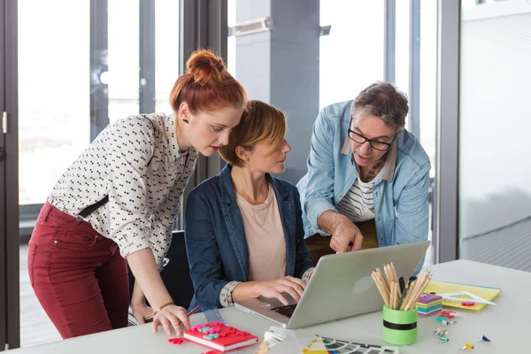 Gente de negocios trabajando en laptop — Foto de Stock