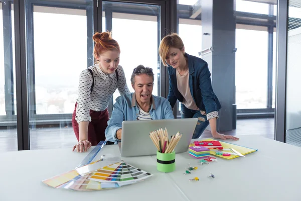 Hombre de negocios mostrando proyecto colegas — Foto de Stock