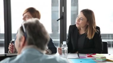 iş insanları dinleme sunumu