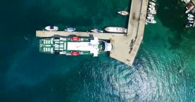 Feribot Olib limanında demirledi