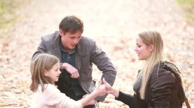 Anne ve kızı oyun oynama