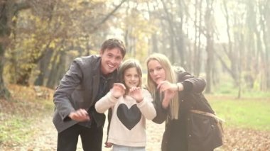 kamera parkta sallayarak aile