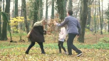 Aile yaprakları Park'ta atma