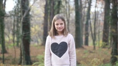 Yaprakları atan kız