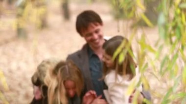 Anne baba ve kızı Gıdıkla