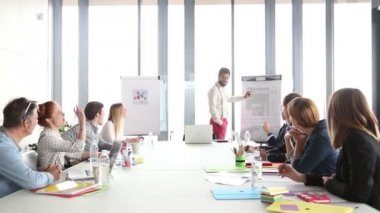 Flipchart işaret eden erkek reklam icra