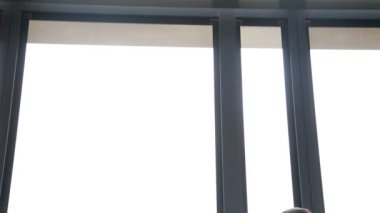 Koridorda duran iş adamları