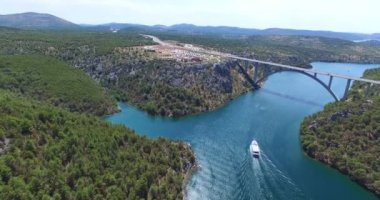 Krka köprü doğru yelken tekne