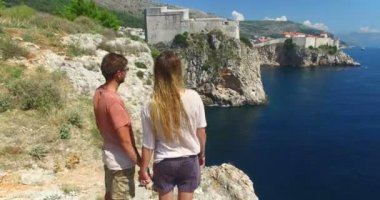 Bir uçurumun üzerinde çift ellerimi