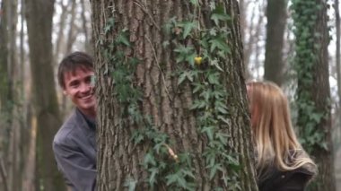 birkaç ağaca yaslanmış