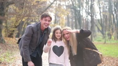 Aile parkta eğleniyor.