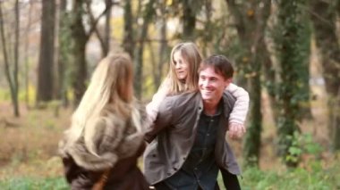 Baba kızın sırtında taşır.