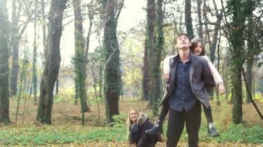 yaprakları atan kadın